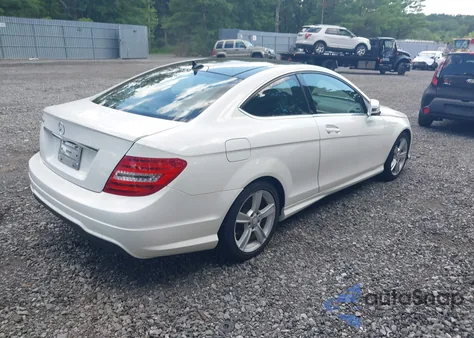 2013 Mercedes-Benz C 250 z USA, uszkodzony, nr VIN WDDGJ4HB0DG045452